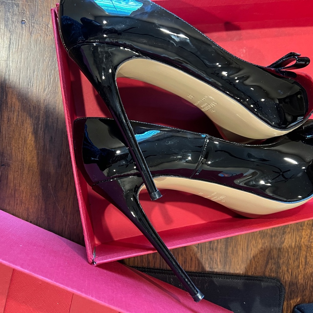 Valentino Garavani
Patent Leather Open Toe Bow Pumps
Size 38 - Picture 2 of 10